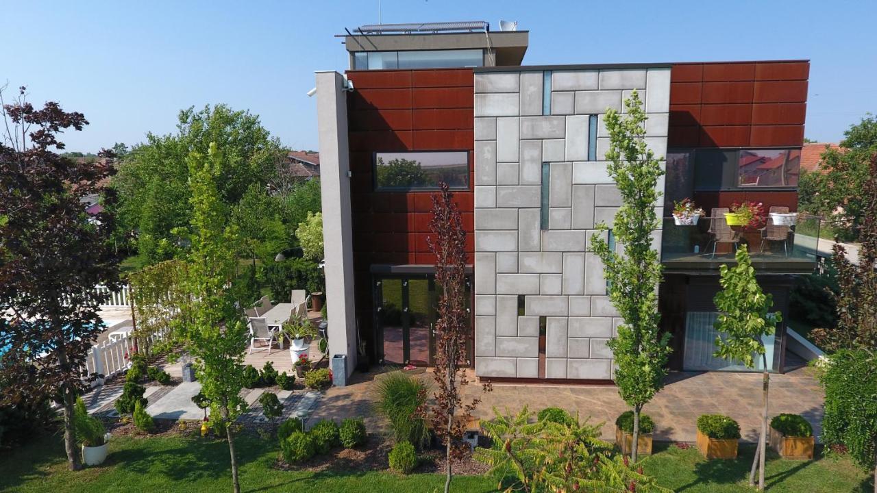 Kubiq Residence Giarmata Bagian luar foto