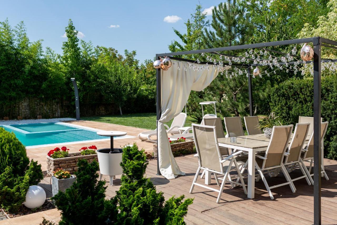 Kubiq Residence Giarmata Bagian luar foto