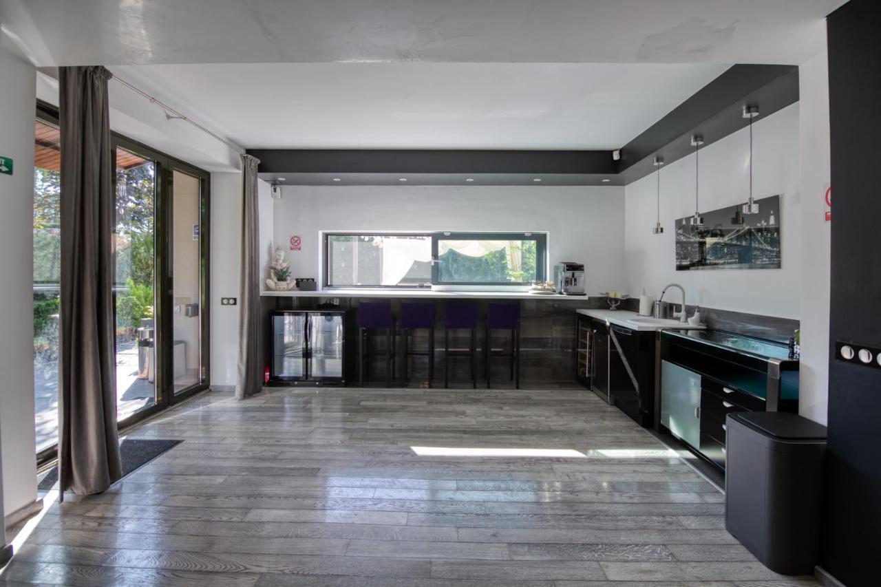 Kubiq Residence Giarmata Bagian luar foto